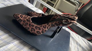 Tacones negros charol con pulsera