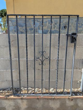 Cancelas de hierro macizo y forja.  Puerta de 3mts