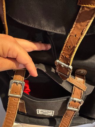 Mochila Herschel Negra con Detalles Rojos