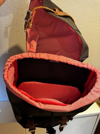 Mochila Herschel Negra con Detalles Rojos