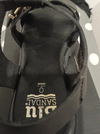 Sandalias negras de piel con hebillas doradas