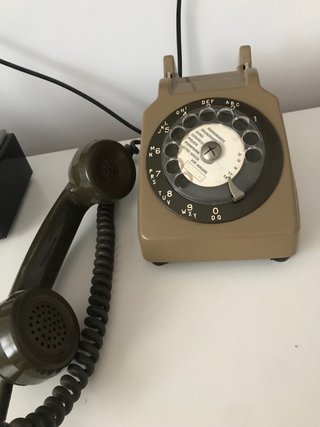 Teléfono antiguo de disco marrón y verde