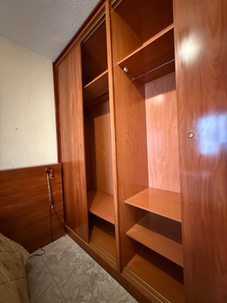 Armario de madera con baldas y cajones