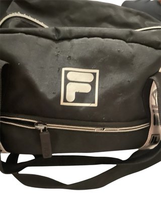 Bolsa deportiva Fila negra en buen estado