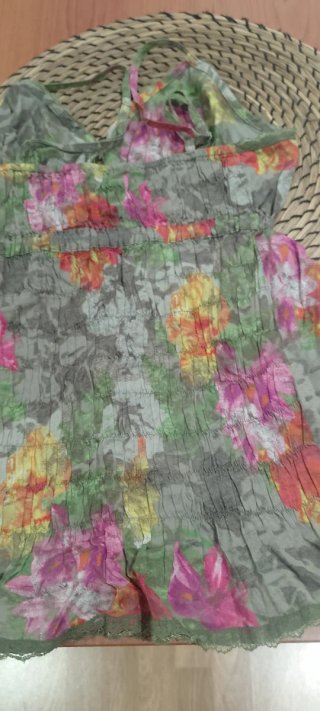 Top floral verde y multicolor