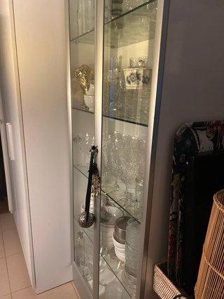 Vitrina de cristal y metal plateado
