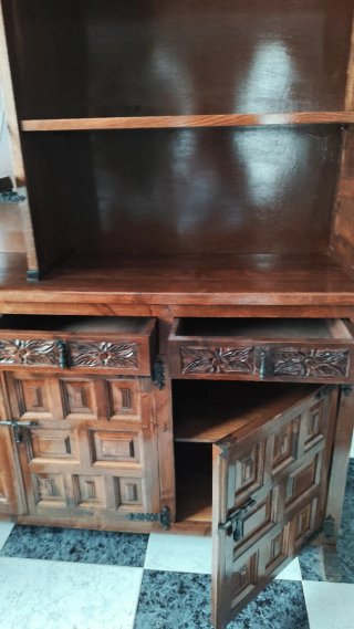 URGE Mueble de madera maciza tipo castellano.