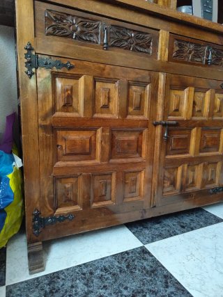 URGE Mueble de madera maciza tipo castellano.