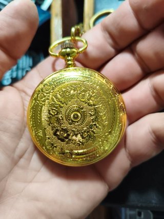 Reloj de bolsillo dorado y plateado