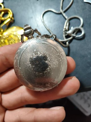 Reloj de bolsillo dorado y plateado