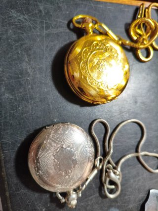 Reloj de bolsillo dorado y plateado