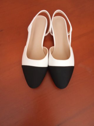 Zapatos planos bicolor punta negra