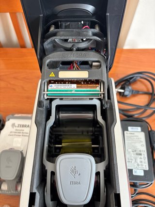 Impresora Zebra ZC300 + 2 Cintas + Tarjetas