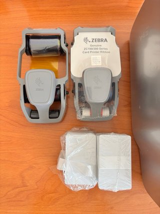 Impresora Zebra ZC300 + 2 Cintas + Tarjetas