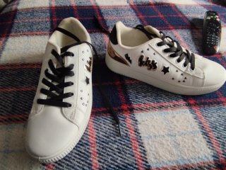 Zapatillas deportivas blancas nuevas