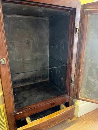 Nevera antigua de madera