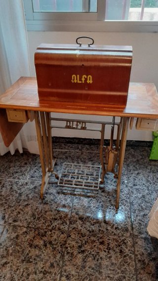 Máquina de coser Alfa vintage