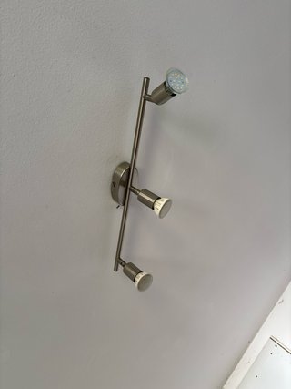 Lampadario di metallo con tre faretti
