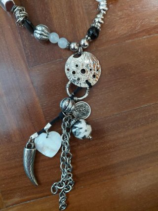 Collar con colgantes plateados
