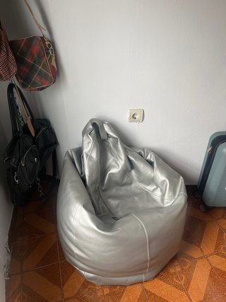 Puff pera plateado piel sintética