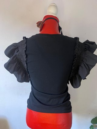 Camiseta negra con volantes
