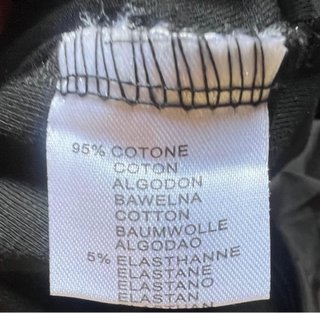 Camiseta negra con volantes