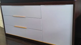 Mueble de madera. De 138,5x51 y 69 cm de alto.