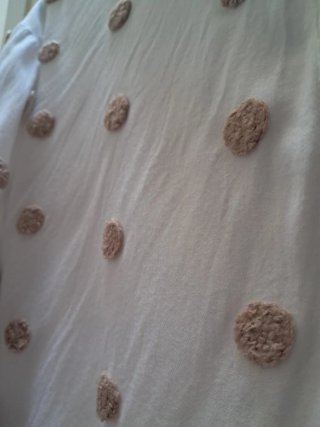 Camisa Zara blanca con lunares beige