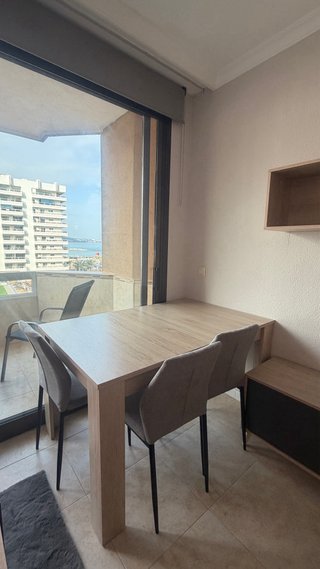 Mesa de comedor de madera y metal