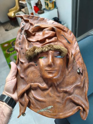 Máscara de cuero moldeado artesanal