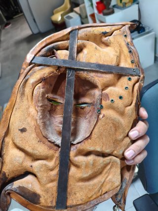 Máscara de cuero moldeado artesanal