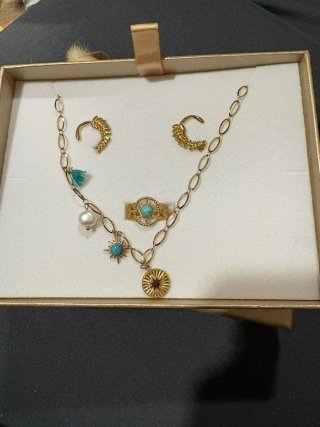 Conjunto collar, anillo y pendientes dorados