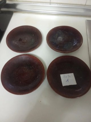 4 Platos pequeños decorativos marrones