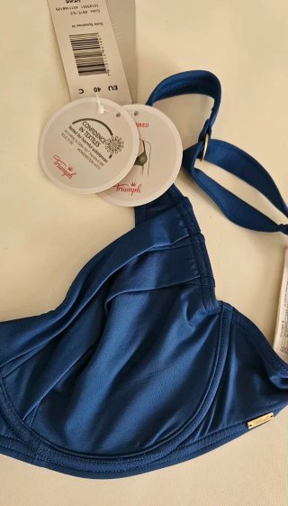 Bikini sopra Triumph nuovo
