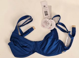 Bikini sopra Triumph nuovo