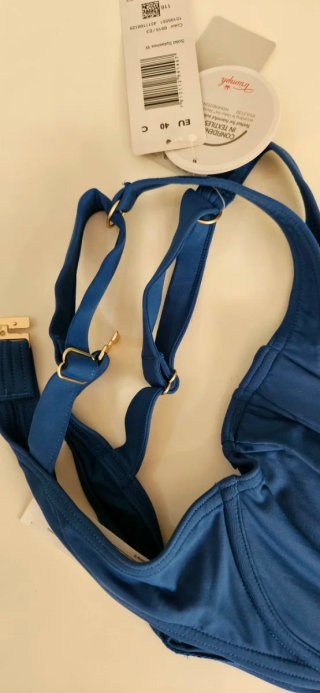 Bikini sopra Triumph nuovo