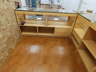 Mostrador de tienda naranja y madera y cristal