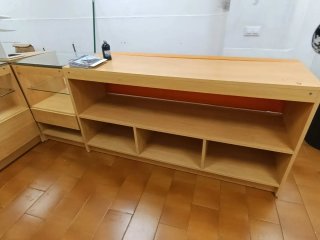 Mostrador de tienda naranja y madera y cristal