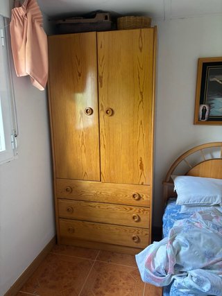 Armario de madera con cajones