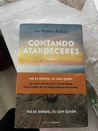 Contando atardeceres novela : no es dónde, es c...