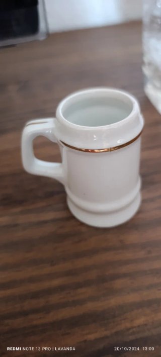 Jarrita de porcelana blanca y dorada