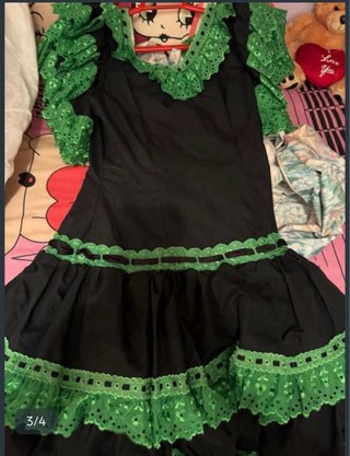 Traje de sevillanas negro y verde