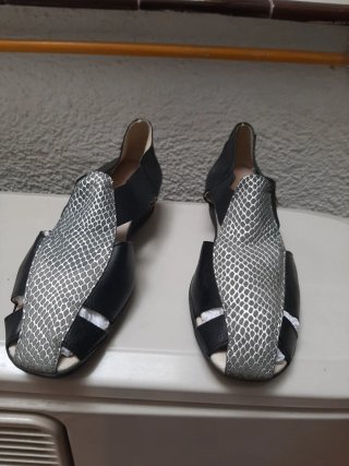 Sandalias piel negras y plateadas