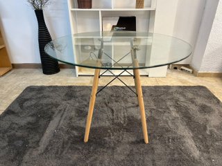 Mesa redonda cristal + 4 sillas blancas