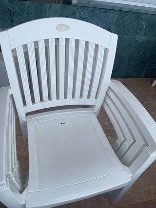 Mesa ovalada blanca exterior con 4 sillas
