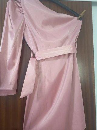 Vestido rosa Bershka asimétrico con cinturón