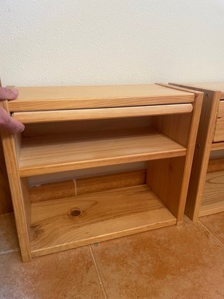 Mesitas de noche de madera barnizada