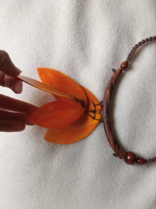 Collar artesanal hojas naranja y marrón