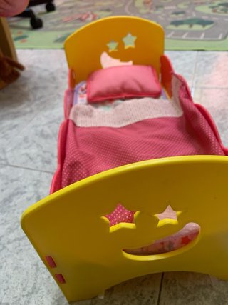 Lettino per bambole rosa e giallo