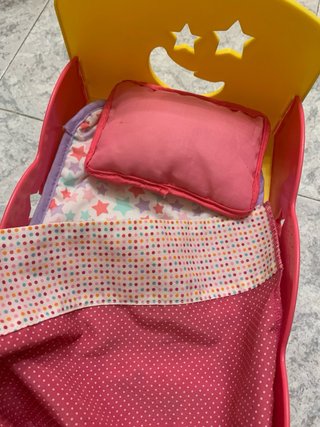 Lettino per bambole rosa e giallo